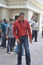 Sanjay dutt comes home on a 10 day health leave in Mumbai on 1st Oct 2013 (11).JPG